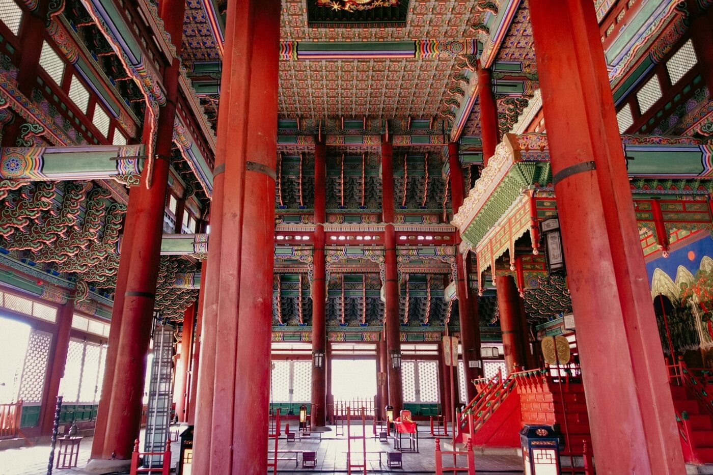 조선 왕조 정전 내부 - 채색 단청과 붉은 기둥의 전통 목조 건축